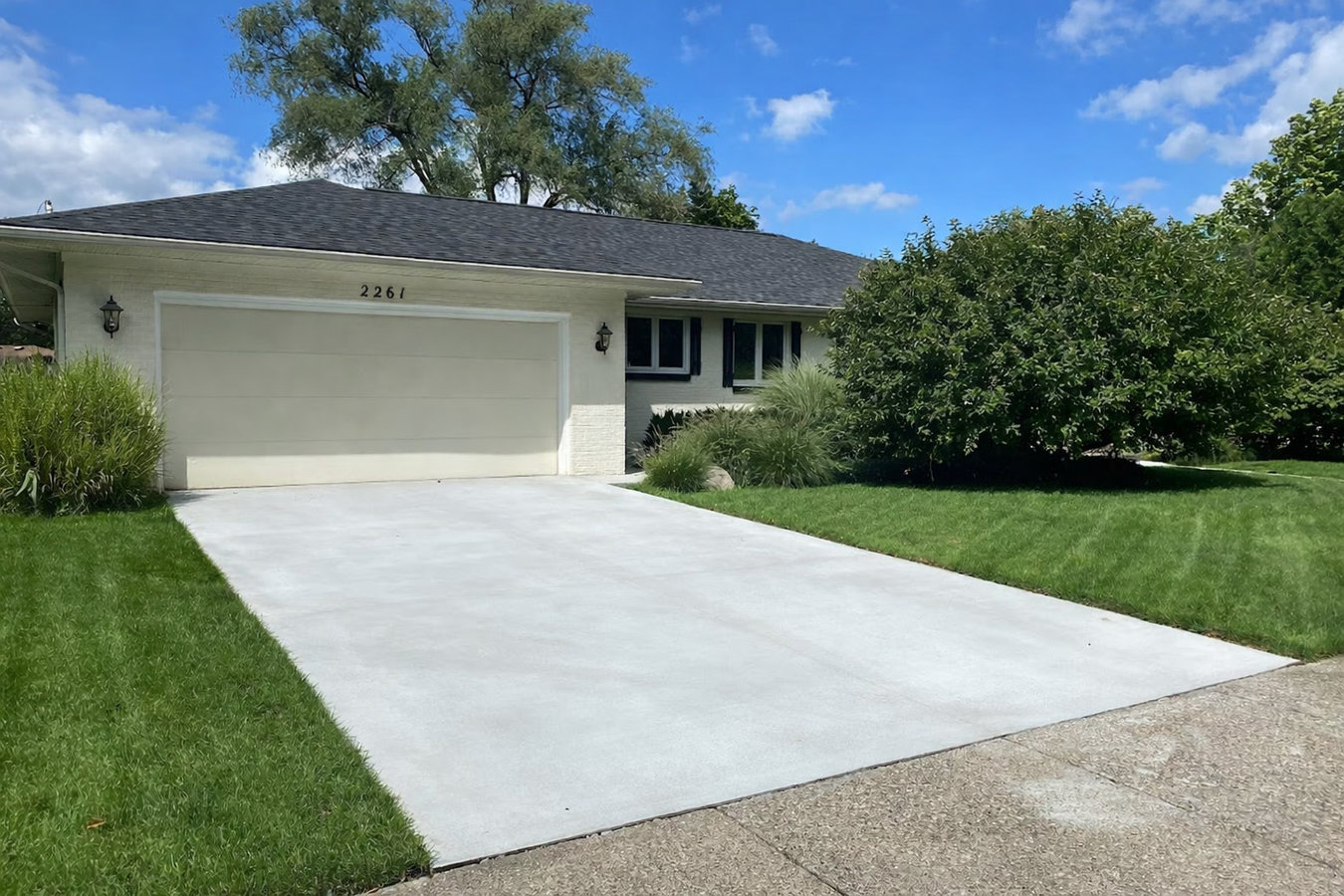 Concrete driveway building in Bloomington, IL